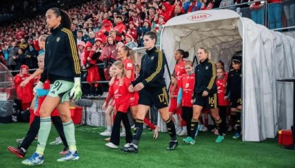 曼联女足欧冠客战布兰因球靴遗失临时购鞋0-1告负