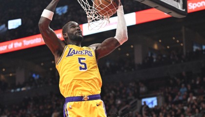 湖人112-124国王遭4坏消息！艾顿仍低迷，配角起伏大，攻守全崩！