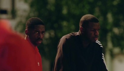 开云体育app-登贝莱与阿迪达斯合作拍摄宣传片，与少年一起踢球